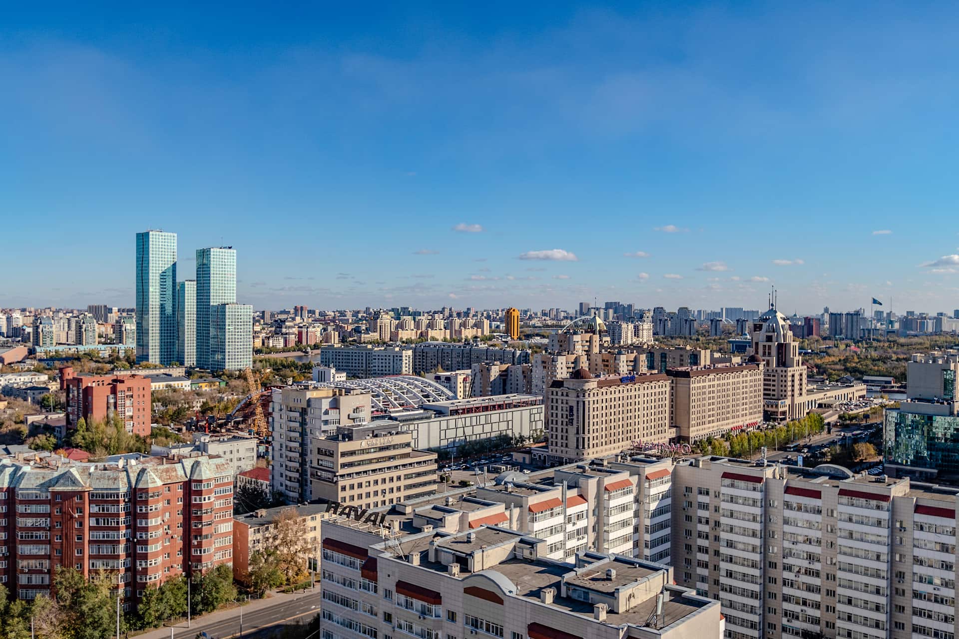 Вид с балкона на старый центр города и на набережную.