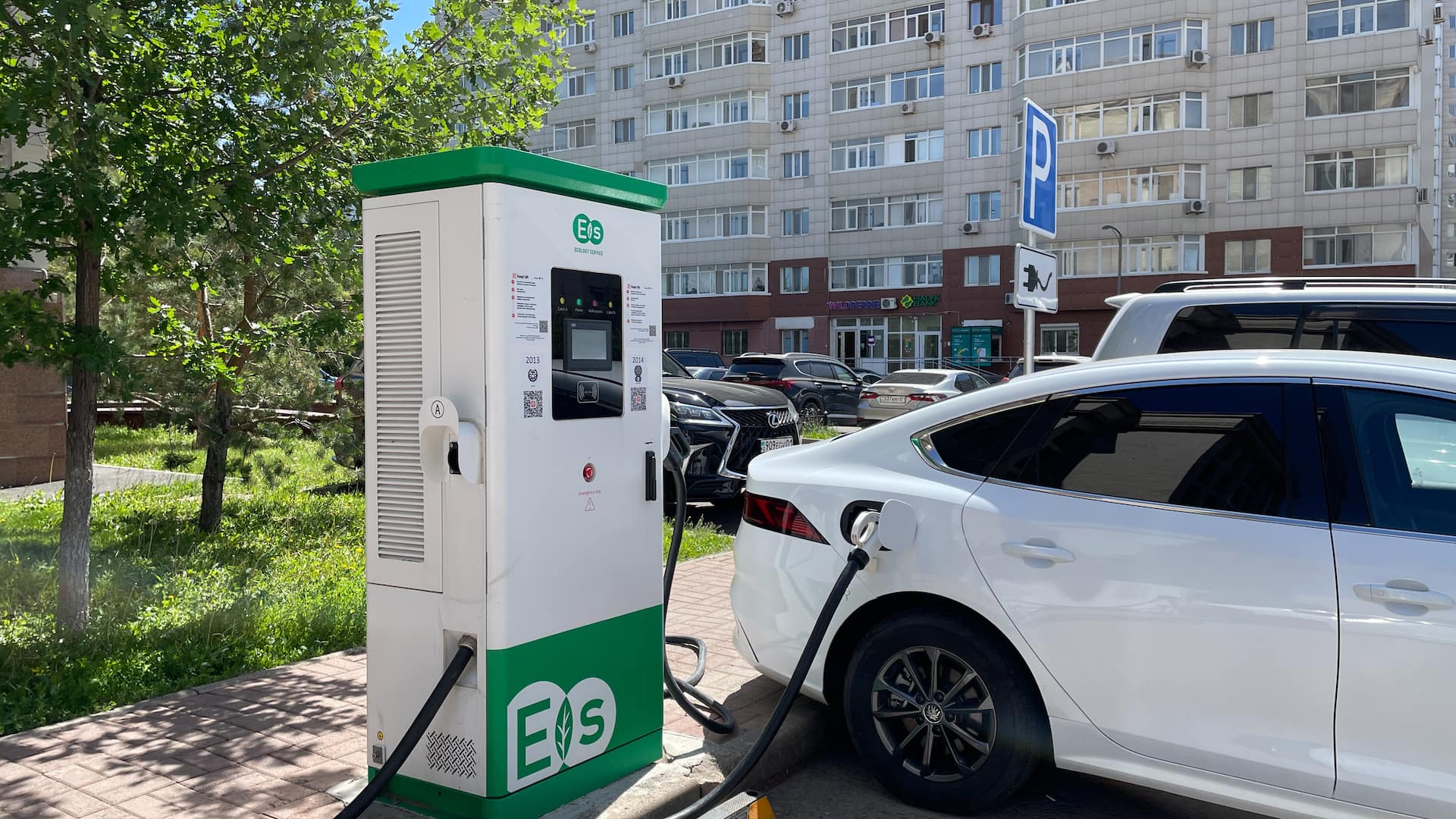 Зарядные станции для электро-автомобилей.