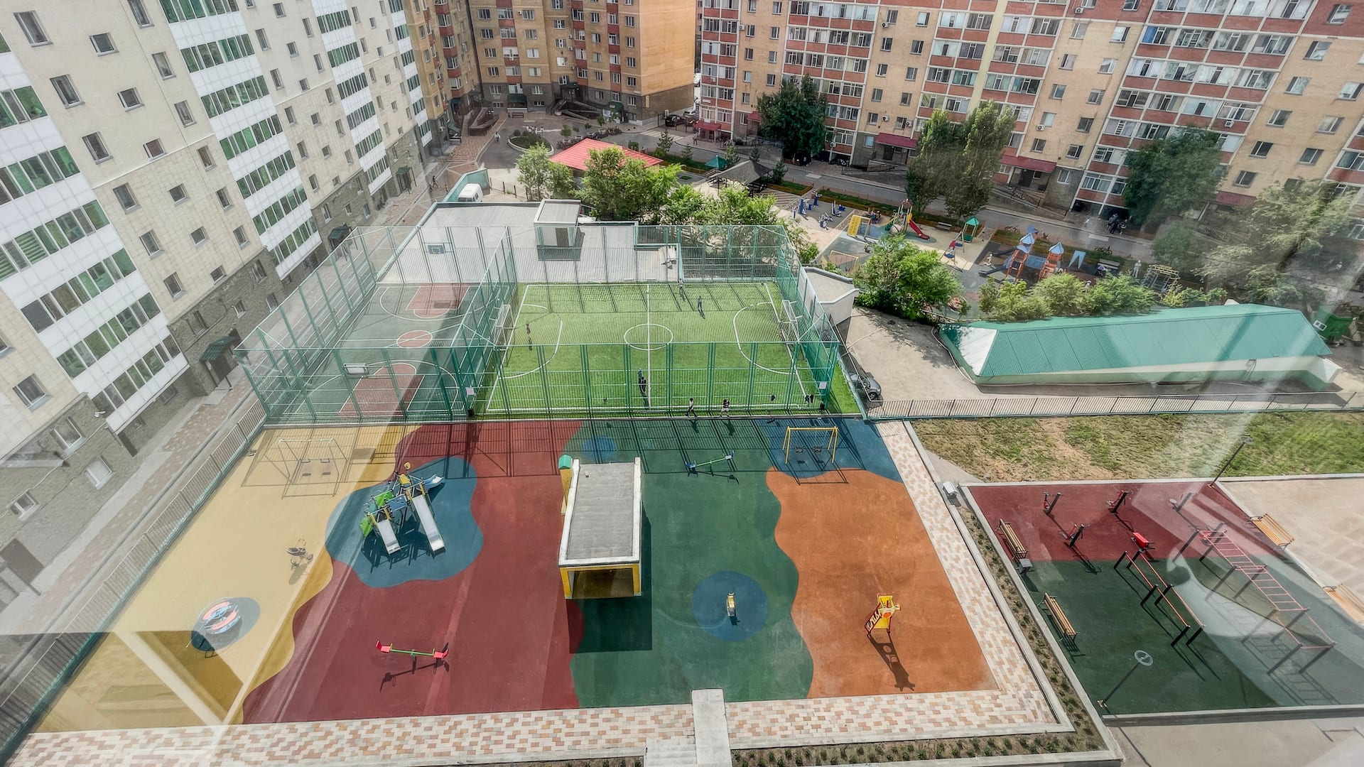 Детская игровая площадка, крытые футбольное и баскетбольное поле, воркаут зона.